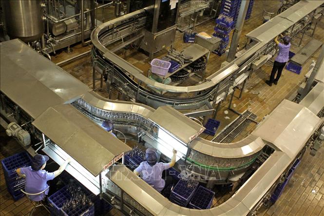 Trong ảnh: Dây chuyền sản xuất nước uống đóng chai tại nhà máy của Chi nhánh Công ty Suntory Pepsico Việt Nam (Hoa Kỳ) trong Khu công nghiệp Trà Nóc 2, Cần Thơ. Ảnh: Duy Khương – TTXVN