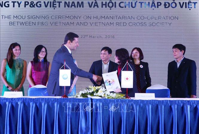 Trong ảnh: Sáng 22/3/2016, tại Hà Nội, Công ty Procter & Gamble (P&G) Việt Nam (Hoa Kỳ) và Trung ương Hội Chữ thập đỏ Việt Nam tổ chức Lễ ký kết hợp tác hoạt động nhân đạo. Ảnh: Quý Trung – TTXVN