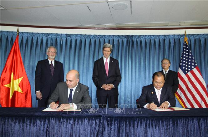 Trong ảnh: Bộ trưởng Ngoại giao Hoa Kỳ John Kerry chứng kiến Lễ ký kết hợp đồng cung cấp thiết bị 52 bộ turbine gió của Tập đoàn General Electric (GE) cho Dự án Điện gió Bạc Liêu, ngày 14/12/2013, tại TP Hồ Chí Minh. Ảnh: Thanh Vũ – TTXVN