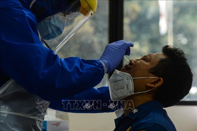 Trong ảnh: Nhân viên y tế lấy mẫu xét nghiệm COVID-19 cho người dân ở Jakarta, Indonesia ngày 21/6/2020. Ảnh: THX/TTXVN