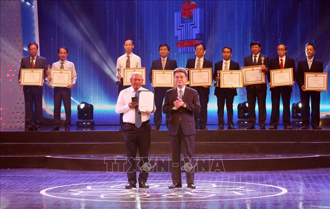 Trong ảnh: Ông Đinh Hữu Phí, Cục trưởng Cục Sở hữu trí tuệ (Bộ Khoa học và Công nghệ) trao giải WIPO cho công trình xuất sắc nhất tại buổi Lễ. Ảnh: Anh Tuấn - TTXVN