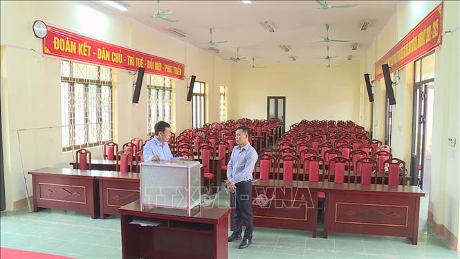 Trong ảnh: Bí thư Đảng ủy xã Chu Phan Lê Duy Hưng đang trao đổi với phóng viên về việc để thừa phiếu bầu. Ảnh:  Mạnh Khánh - TTXVN