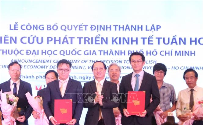 Photo: Associate Professor Dr Huynh Thanh Dat, Director of Vietnam National University, presents the appointment decisions to leaders of the ICED. VNA Photo: Thu Hương