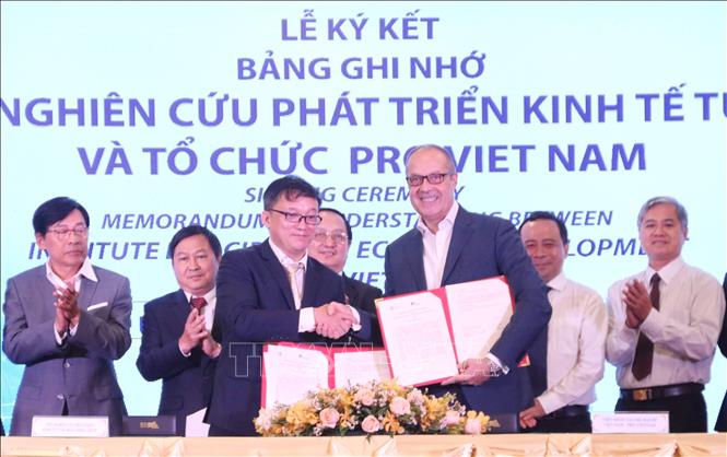Photo:  ICED signed cooperation agreement with the Vietnam packaging recycling coalition. VNA Photo: Thu Hương