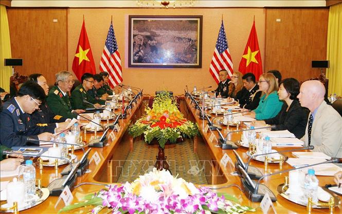 Trong ảnh: Thượng tướng, Thứ trưởng Bộ Quốc phòng Nguyễn Chí Vịnh và bà Amy Searight, Phó Trợ lý Bộ trưởng Quốc phòng Hoa Kỳ phụ trách Nam Á và Đông Nam Á, đồng chủ trì Đối thoại Quốc phòng Việt Nam - Hoa Kỳ, sáng 21/10/2014, tại Hà Nội. Ảnh: Trọng Đức - TTXVN