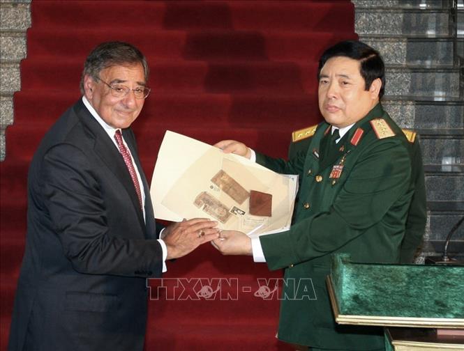 Trong ảnh: Bộ trưởng Quốc phòng Hoa Kỳ Leon Panetta trao lại cho Bộ trưởng Quốc phòng Việt Nam những tập nhật ký của bộ đội Việt Nam trong chiến tranh, ngày 4/6/2012. Ảnh: Trọng Đức - TTXVN