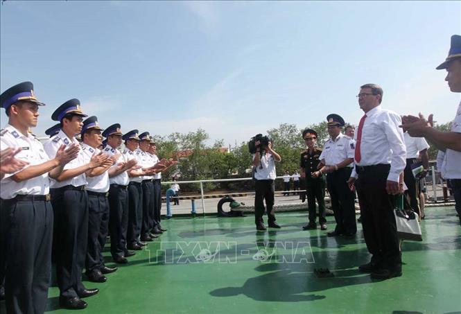 Trong ảnh: Trong chuyến thăm chính thức Việt Nam, ngày 31/5/2015, Bộ trưởng Quốc phòng Hoa Kỳ Ashton Carter đến thăm Bộ Tư lệnh Vùng Cảnh sát biển 1, tại Hải Phòng. Ảnh: TTXVN phát
