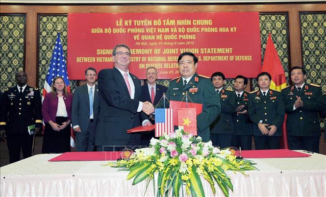 Trong ảnh: Trong chuyến thăm chính thức Việt Nam, sáng 1/6/2015, tại Hà Nội, Bộ trưởng Quốc phòng Hoa Kỳ Ashton Carter và Bộ trưởng Quốc phòng Phùng Quang Thanh ký Tuyên bố Tầm nhìn chung giữa Bộ Quốc phòng hai nước về quan hệ quốc phòng. Ảnh: Trọng Đức - TTXVN