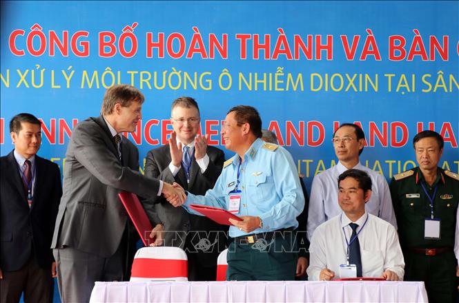 Trong ảnh: Ngày 7/11/2018, tại sân bay Đà Nẵng, Bộ Quốc phòng Việt Nam, Bộ Giao thông Vận tải phối hợp với Đại sứ quan Hoa Kỳ tại Việt Nam cùng các cơ quan liên quan tổ chức lễ ký thỏa thuận bàn giao 13,7 ha đất sạch đã xử lý tại Sân bay Quốc tế Đà Nẵng cho Bộ Giao thông Vận tải quản lý. Buổi lễ cũng đánh dấu việc hoàn thành Dự án Xử lý Môi trường Ô nhiễm Dioxin tại Sân bay Đà Nẵng kéo dài 6 năm với kinh phí 110 triệu đô la do Cơ quan Phát triển Quốc tế Hoa Kỳ (USAID) và Bộ Quốc phòng Việt Nam phối hợp thực hiện. Ảnh: Nguyễn Sơn - TTXVN