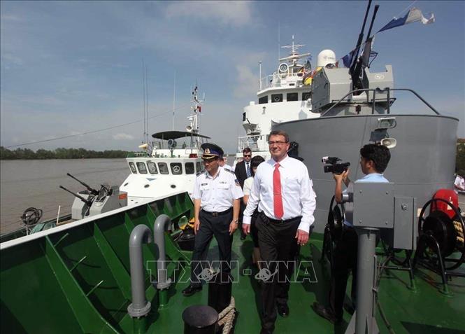 Trong ảnh: Bộ trưởng Quốc phòng Hoa Kỳ Ashton Carter thăm tàu Cảnh sát biển 8003, ngày 31/5/2015, trong chuyến thăm Bộ Tư lệnh Vùng Cảnh sát biển 1, tại thành phố Hải Phòng. Ảnh: TTXVN phát