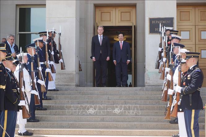 Trong ảnh: Trong chuyến thăm chính thức Hoa Kỳ, ngày 23/5/2019, tại Thủ đô Washington D.C, Phó Thủ tướng, Bộ trưởng Ngoại giao Phạm Bình Minh gặp Quyền Bộ trưởng Quốc phòng Patrick Shanahan. Ảnh: Đặng Huyền - TTXVN 