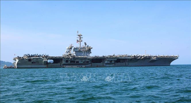 Trong ảnh: Nhân kỷ niệm 25 năm thiết lập quan hệ ngoại giao giữa Hoa Kỳ và Việt Nam, đoàn tàu của Hải quân Hoa kỳ gồm: tàu sân bay USS Theodore Roosevelt (CVN 71) và tàu tuần dương USS Bunker Hill (CG52) đã cập cảng Tiên Sa (Đà Nẵng), bắt đầu chuyến thăm chính thức Việt Nam từ ngày 5 – 9/3/2020. Ảnh: Trần Lê Lâm – TTXVN