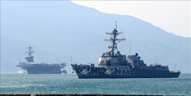 Trong ảnh: Ngày 5/3/2018, Việt Nam đón nhóm tàu Hải quân Mỹ gồm tàu sân bay USS Carl Vinson (CVN 70); tuần dương hạm USS Lake Champlain (CG-57) và tàu khu trục USS Wayne E. Meyer (DDG-108) đến thăm, giao lưu với Hải quân Việt Nam tại thành phố Đà Nẵng trong 5 ngày. Ảnh: Trần Lê Lâm – TTXVN