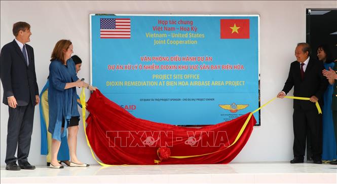 Trong ảnh: Ngày 5/12/2019, Cơ quan Phát triển Quốc tế Hoa Kỳ (USAID), Quân chủng Phòng không Không quân Việt Nam-Bộ Quốc phòng và Trung tâm Hành động quốc gia khắc phục hậu quả chất độc hóa học và môi trường (NACCET) tổ chức lễ khởi công Dự án xử lý ô nhiễm dioxin tại Sân bay Biên Hòa và ký thỏa thuận triển khai dự án 65 triệu USD nhằm hỗ trợ người khuyết tật. Ảnh: Sỹ Tuyên - TTXVN