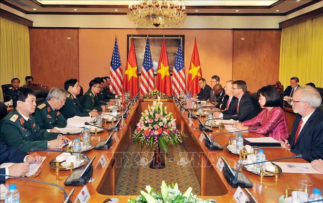 Trong ảnh: Sáng 1/6/2015, tại Hà Nội, Đại tướng, Bộ trưởng Quốc phòng Phùng Quang Thanh đón và hội đàm với Bộ trưởng Quốc phòng Hoa Kỳ Ashton Carter thăm chính thức Việt Nam từ ngày 30/5 - 1/6/2015. Ảnh: Trọng Đức - TTXVN