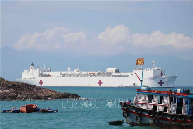 Trong ảnh: Từ ngày 17/5 - 2/6/2018, tàu bệnh viện USNS Mercy thuộc Bộ Tư lệnh Hải vận quân sự Hoa Kỳ cập cảng Nha Trang, bắt đầu thực hiện Chương trình Đối tác Thái Bình Dương 2018 tại thành phố Nha Trang, tỉnh Khánh Hòa. Ảnh: Tiên Minh - TTXVN