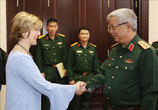 Trong ảnh: Sáng 01/11/2019, tại Hà Nội, Thượng tướng Nguyễn Chí Vịnh, Ủy viên Trung ương Đảng, Thứ trưởng Bộ Quốc phòng, Trưởng Cơ quan thường trực Ban Chỉ đạo Quốc gia khắc phục hậu quả bom mìn và chất độc hóa học sau chiến tranh ở Việt Nam (Ban Chỉ đạo 701) tiếp và làm việc với bà Bonnie Glick, Phó Tổng Giám đốc toàn cầu Cơ quan Phát triển quốc tế Hoa Kỳ (USAID) về nội dung khắc phục hậu quả sau chiến tranh ở Việt Nam. Ảnh: Dương Giang - TTXVN