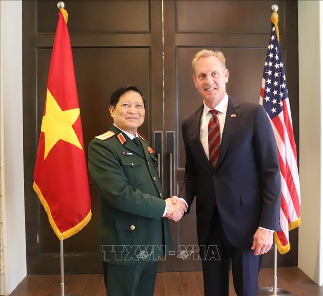 Trong ảnh: Chiều 1/6/2019, tại cuộc gặp song phương Bộ trưởng Quốc phòng Ngô Xuân Lịch bên lề Hội nghị thượng đỉnh An ninh châu Á - Đối thoại Shangri-La lần thứ 18 diễn ra ở Singapore, Quyền Bộ trưởng Quốc phòng Hoa Kỳ Patrick Shanahan nhấn mạnh, Hoa Kỳ hoan nghênh tiếng nói của Việt Nam trong khu vực và trên thế giới, đồng thời ủng hộ Việt Nam đảm nhiệm thành công vai trò Chủ tịch Hiệp hội các quốc gia Đông Nam Á (ASEAN) vào năm 2020. Ông Patrick Shanahan đánh giá cao việc Việt Nam tham gia hoạt động gìn giữ hòa bình của Liên hợp quốc. Ảnh: Xuân Vịnh – TTXVN