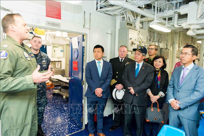 Trong ảnh: Đại sứ Việt Nam tại Hoa Kỳ Phạm Quang Vinh thăm tàu sân bay USS George H.W. Bush (CVN 77), trong chuyến thăm căn cứ Hải quân Norfolk và một số cơ sở văn hoá-xã hội tại Norfolk, bang Virginia, từ ngày 21 - 22/2/2018. Ảnh: Đoàn Hùng - TTXVN