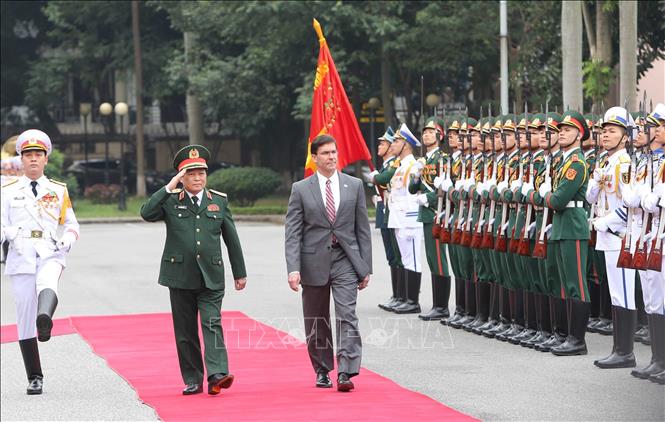 Trong ảnh: Sáng 20/11/2019, tại Hà Nội, Đại tướng Ngô Xuân Lịch, Uỷ viên Bộ Chính trị, Phó Bí thư Quân uỷ Trung ương, Bộ trưởng Bộ Quốc phòng đón và hội đàm với Bộ trưởng Bộ Quốc phòng Hoa Kỳ Mark Esper thăm chính thức Việt Nam. Chuyến thăm nhằm đưa quan hệ quốc phòng song phương hai nước tiếp tục đi vào chiều sâu, thực chất và hiệu quả, triển khai các nội dung hợp tác trong lĩnh vực quốc phòng đã ký giữa hai bộ quốc phòng. Ảnh: Dương Giang - TTXVN