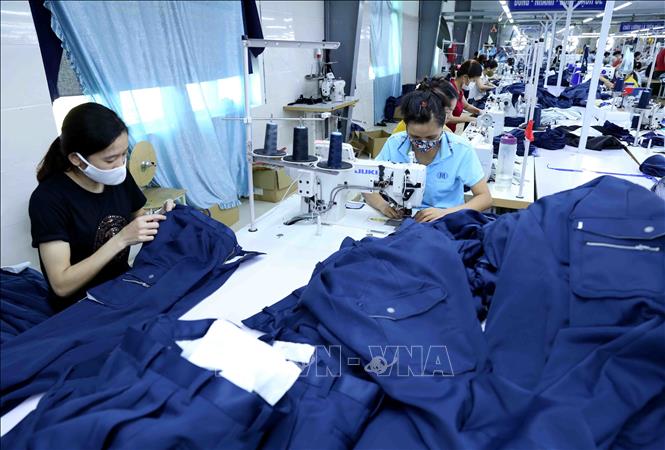 Trong ảnh: May sản phẩm quần áo bảo hộ lao động xuất khẩu sang thị trường Nhật Bản tại Công ty CP may xuất khẩu MTV, cụm công nghiệp Bắc Cẩm Xuyên, thành phố Hà Tĩnh, tỉnh Hà Tĩnh. Ảnh: Vũ Sinh - TTXVN