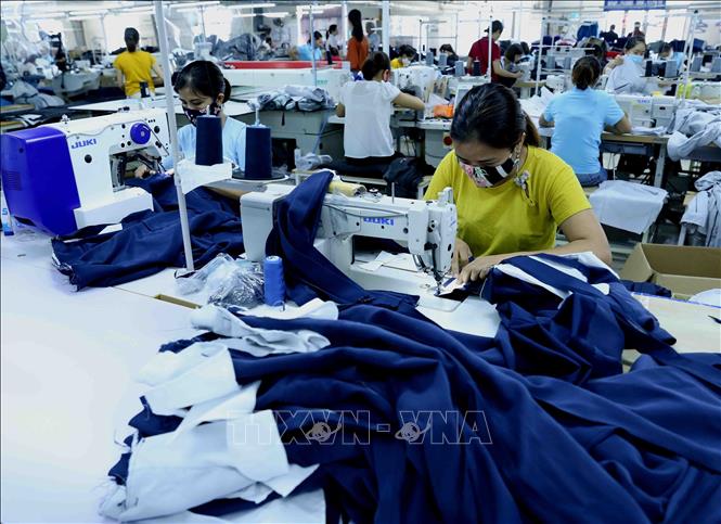 Trong ảnh: May sản phẩm quần áo bảo hộ lao động xuất khẩu sang thị trường Nhật Bản tại Công ty CP may xuất khẩu MTV, cụm công nghiệp Bắc Cẩm Xuyên, thành phố Hà Tĩnh, tỉnh Hà Tĩnh. Ảnh: Vũ Sinh - TTXVN