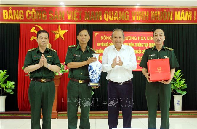 Trong ảnh: Phó Thủ tướng Thường trực Trương Hòa Bình thăm, tặng quà cho Ban Chỉ huy Biên phòng cửa khẩu Cảng Hải Phòng. Ảnh: An Đăng - TTXVN