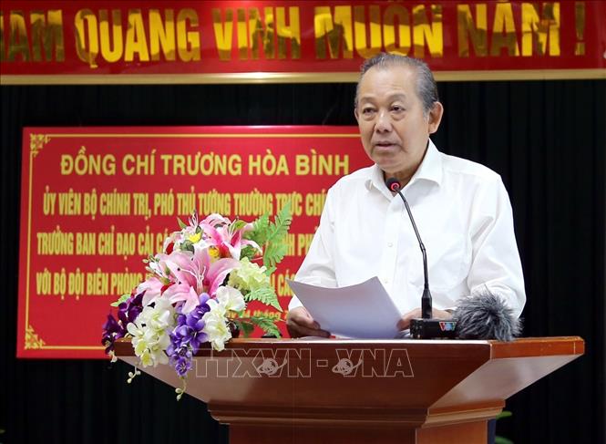 Trong ảnh: Phó Thủ tướng Thường trực Trương Hòa Bình phát biểu tại buổi làm việc với Ban Chỉ huy Biên phòng cửa khẩu Cảng Hải Phòng. Ảnh: An Đăng - TTXVN