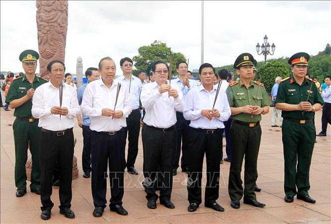 Trong ảnh: Phó Thủ tướng Thường trực Trương Hòa Bình và đoàn công tác đến dâng hương tại Khu di tích Bạch Đằng Giang. Ảnh: An Đăng - TTXVN