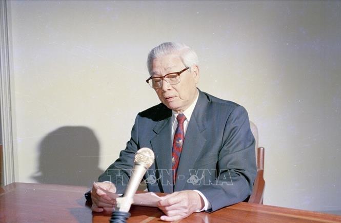 Trong ảnh: Sáng 12/7/1995, tại Hà Nội (11/7 theo giờ Mỹ), Thủ tướng Võ Văn Kiệt đọc tuyên bố bình thường hóa quan hệ ngoại giao giữa Việt Nam và Hoa Kỳ. Ảnh: Minh Đạo - TTXVN