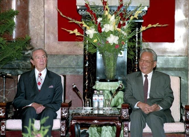 Trong ảnh: Ngày 5/8/1995, tại Phủ Chủ tịch, Chủ tịch nước Lê Đức Anh tiếp Bộ trưởng Ngoại giao Hoa Kỳ Warren Christopher sang Việt Nam để ký Nghị định thư, chính thức thiết lập quan hệ ngoại giao Việt Nam - Hoa Kỳ và dự khai trương Đại sứ quán Hoa Kỳ tại Hà Nội. Ảnh: Xuân Tuân - TTXVN