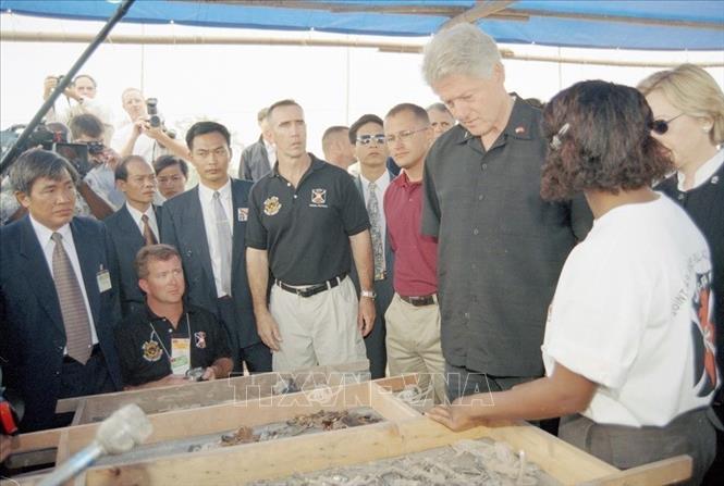 Tổng thống Bill Clinton thăm chính thức Việt Nam từ ngày 16 - 19/11/2000. Ông là Tổng thống Hoa Kỳ đầu tiên tới Việt Nam, 25 năm sau khi chiến tranh kết thúc, một chuyến thăm lịch sử nhằm làm chuyển biến quan hệ giữa Hoa Kỳ với Việt Nam sau chiến tranh. Trong ảnh: Tổng thống Bill Clinton đến thăm hiện trường khai quật máy bay Mỹ F105D bị bắn rơi năm 1967 ở thôn Đại Lợi, xã Tiền Châu, huyện Mê Linh, tỉnh Vĩnh Phúc. Ảnh: Trọng Nghiệp - TTXVN