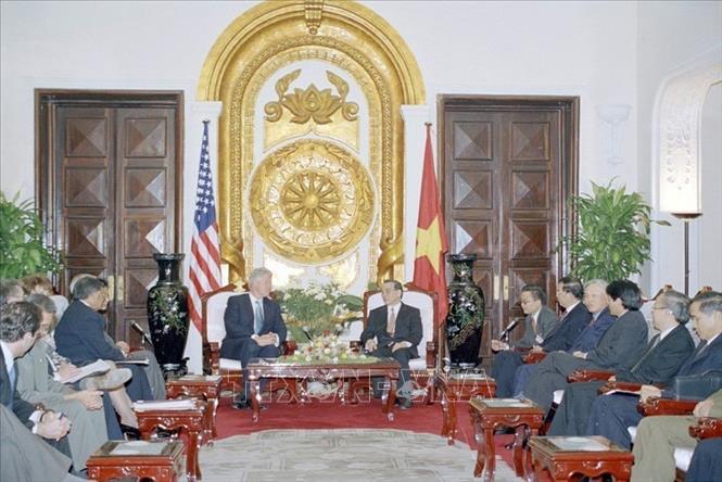 Trong ảnh: Tổng thống Hoa Kỳ Bill Clinton hội kiến Thủ tướng Phan Văn Khải trong chuyến thăm chính thức tới Việt Nam từ 16 - 19/11/2000. Ông là Tổng thống Hoa Kỳ đầu tiên tới Việt Nam, 25 năm sau khi chiến tranh kết thúc. Đây là chuyến thăm lịch sử, nhằm làm chuyển biến quan hệ giữa Hoa Kỳ với Việt Nam sau chiến tranh. Ảnh: Thế Thuần - TTXVN