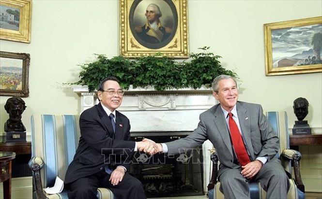 Trong ảnh: Cái bắt tay lịch sử của Thủ tướng Phan Văn Khải và Tổng thống George W. Bush tại Nhà Trắng, ngày 21/6/2005, trong chuyến thăm chính thức Hoa Kỳ từ ngày 19 - 25/6/2005, đánh dấu sự phát triển mới trong quan hệ song phương sau 10 năm bình thường hoá. Đây cũng là chuyến thăm chính thức Hoa Kỳ đầu tiên của người đứng đầu Chính phủ nước CHXHCN Việt Nam sau 30 năm kết thúc chiến tranh. Ảnh: AP/TTXVN phát