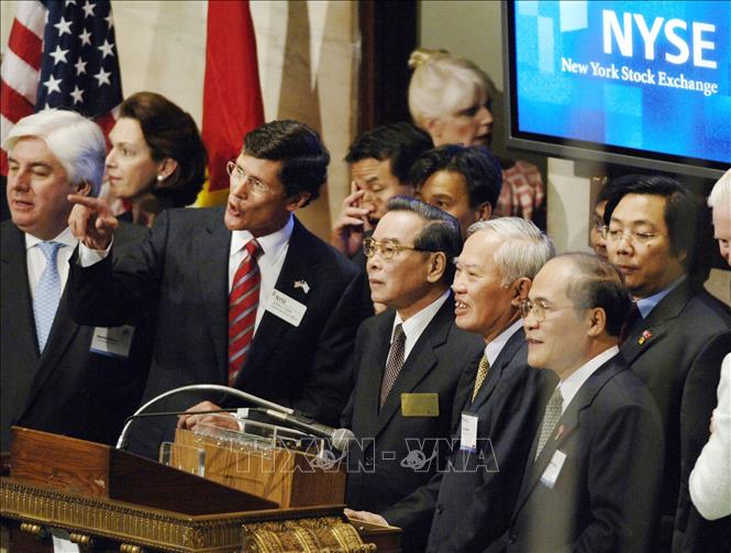 Trong ảnh: Thủ tướng Phan Văn Khải thăm Sàn giao dịch chứng khoán New York, trong chuyến thăm chính thức Hoa Kỳ từ ngày 19 - 25/6/2005. Trong chuyến thăm này, Thủ tướng Phan Văn Khải đã gửi thông điệp quan trọng đến Chính phủ Mỹ và cộng đồng người Việt đang sinh sống tại Hoa Kỳ. Đó là: Quan hệ Việt Nam - Hoa Kỳ đang không ngừng phát triển theo tinh thần hướng về tương lai. Ảnh: AFP/TTXVN phát