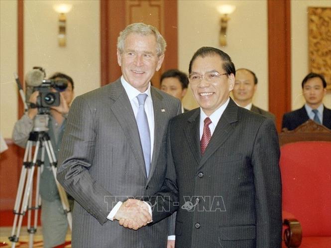 Trong ảnh: Tổng thống George W.Bush hội kiến Tổng Bí thư Nông Đức Mạnh, ngày 17/11/2006 trong chuyến thăm chính thức Việt Nam và dự Hội nghị Cấp cao APEC lần thứ 14 - chuyến thăm đóng vai trò quan trọng trong việc giúp Việt Nam gia nhập Tổ chức Thương mại Thế giới (WTO) trong năm đó, và sau đó chưa đầy 1 tháng, ngày 9/12/2006, Tổng thống G.W.Bush quyết định trao cho Việt Nam Quy chế quan hệ thương mại bình thường vĩnh viễn (PNTR). Ảnh: Thống Nhất - TTXVN