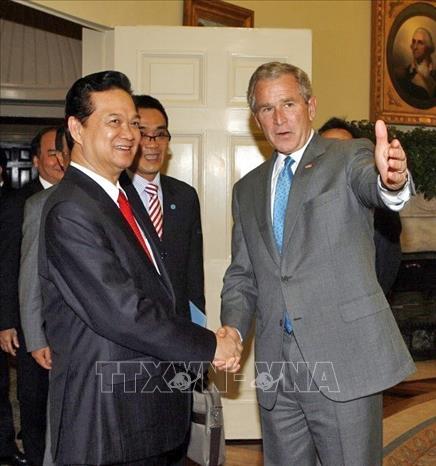 Trong ảnh: Tổng thống George W. Bush chào đón Thủ tướng Nguyễn Tấn Dũng tại Nhà Trắng trước khi hai nhà lãnh đạo bước vào cuộc hội đàm chính thức tại Nhà Trắng ở Thủ đô Washington D.C, trong chuyến thăm chính thức Hoa Kỳ từ ngày 23 - 26/6/2008. Đây là chuyến thăm nhằm thcus đẩy quan hệ kinh tế khi Hoa Kỳ đang trong giai đoạn xem xét tích cực đề nghị của Việt Nam được tham gia chương trình Ưu đãi thuế quan phổ cập và ghi nhận đề nghị của Việt Nam về việc Hoa Kỳ công nhận Quy chế kinh tế thị trường. Ảnh: Đức Tám - TTXVN