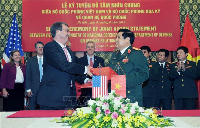 Trong ảnh: Bộ trưởng Quốc phòng Phùng Quang Thanh và Bộ trưởng Quốc phòng Hoa Kỳ Ashton Carter ký Tuyên bố Tầm nhìn chung giữa Bộ Quốc phòng hai nước về quan hệ quốc phòng, trong chuyến thăm chính thức Việt Nam, ngày 1/6/2015. Ảnh: Trọng Đức - TTXVN