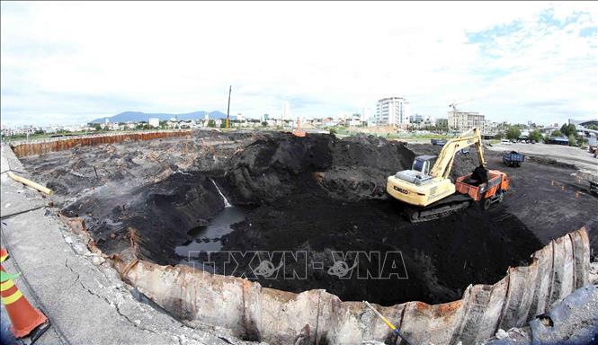 Những năm qua, hợp tác giải quyết hậu chất độc da cam/dioxin để lại từ thời chiến tranh được đánh giá là lĩnh vực hợp tác mang lại hiệu quả tích cực giữa hai nước. Trong ảnh: Sân bay quốc tế Đà Nẵng, căn cứ quân sự của Mỹ trong chiến tranh, từng ô nhiễm nặng chất độc da cam dioxin. Dự án tẩy rửa chất dioxin tại đây sử dụng vốn ODA do Chính phủ Hoa Kỳ tài trợ đến nay đã cơ bản hoàn thành. Ảnh: Trần Lê Lâm - TTXVN