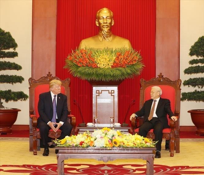 Trong ảnh: Tổng thống Hoa Kỳ Donald Trump hội kiến Tổng Bí thư Nguyễn Phú Trọng trong chuyến thăm cấp Nhà nước tới Việt Nam và dự Hội nghị Cấp cao APEC 2017, từ 11 - 12/11/2017. Việt Nam là quốc gia Đông Nam Á đầu tiên mà Tổng thống Donald Trump đến thăm ngay trong năm đầu tiên của nhiệm kỳ. Việc Tổng thống Donald Trump đến thăm Việt Nam ngay từ rất sớm một mặt thể hiện sự coi trọng của Hoa Kỳ với mối quan hệ với Việt Nam, mặt khác, sẽ thuận lợi hơn trong việc triển khai những thỏa thuận mà 2 bên đã đạt được trong những năm còn lại. Ảnh: Trí Dũng – TTXVN