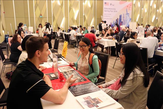 Tính đến tháng 3/2019, có hơn 30.900 sinh viên Việt Nam đang học tập tại Mỹ. Việt Nam hiện đang đứng đầu trong số các nước ASEAN và đứng thứ 8 trên thế giới về số lượng lưu học sinh học tập tại Hoa Kỳ. Trong ảnh:  Triển lãm Giáo dục Hoa Kỳ Xuân 2019 với sự tham gia của đại diện 50 trường đại học, cao đẳng của Hoa Kỳ tại Thành phố Hồ Chí Minh, tạo điều kiện cho học sinh, sinh viên Việt Nam được trực tiếp tìm hiểu, trao đổi về tuyển sinh, chương trình giáo dục, học bổng, quy trình cấp visa du học tại các trường đại học, cao đẳng của Hoa Kỳ. Ảnh: Trần Lê Lâm – TTXVN