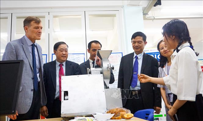 Hai nước đều dành ưu tiên cao cho hợp tác giáo dục, đặc biệt là giáo dục đại học và sau đại học, thông qua các chương trình cấp học bổng cho sinh viên và nghiên cứu sinh Việt Nam tại Hoa Kỳ, các chương trình trao đổi giảng viên và sinh viên, cũng như các mô hình liên kết đào tạo giữa các trường Đại học và Cao đẳng của hai nước. Trong ảnh: Ngày 5/4/2019, Cơ quan Phát triển Quốc tế Hoa Kỳ (USAID) phối hợp với trường Đại học Cần Thơ, Đại học bang Arizona ra mắt “Không gian đổi mới sáng tạo cho sinh viên Đồng bằng sông Cửu Long” (MIS) tại trường Đại học Cần Thơ. Ảnh: Thanh Liêm - TTXVN