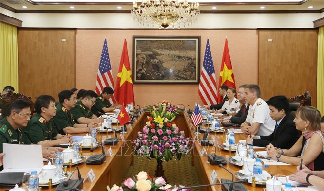Quan hệ Đối tác toàn diện Việt Nam - Hoa Kỳ thời gian vừa qua đã duy trì đà phát triển trên nhiều lĩnh vực, trong đó có hợp tác về an ninh quốc phòng. Trong ảnh: Chiều 16/4/2019, tại Hà Nội, Thượng tướng Phan Văn Giang, Tổng Tham mưu trưởng Quân đội nhân dân Việt Nam, Thứ trưởng Bộ Quốc phòng tiếp Đô đốc Philip Davidson, Tư lệnh Bộ Tư lệnh Ấn Độ Dương - Thái Bình Dương của Hoa Kỳ sang thăm. Ảnh: TTXVN phát