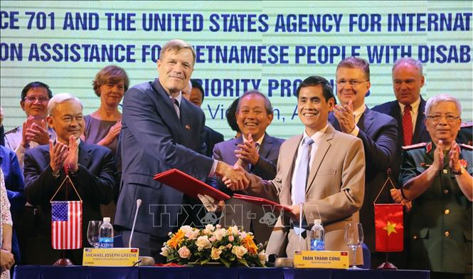 Trong ảnh: Ngày 20/4/2019, Cơ quan Phát triển Quốc tế Hoa Kỳ (USAID) và Văn phòng Cơ quan Thường trực Ban Chỉ đạo quốc gia khắc phục hậu quả bom mìn và chất độc hóa học sau chiến tranh ở Việt Nam ký Bản ghi nhận ý định với mục tiêu cải thiện chất lượng cuộc sống cho người khuyết tật tại 7 tỉnh mục tiêu ở Việt Nam. Ảnh: Sỹ Tuyên – TTXVN
