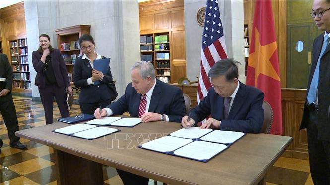 Trong ảnh: Bộ trưởng Công an Tô Lâm và Bộ trưởng Nội vụ Hoa Kỳ Davis Bernhardt ký Bản ghi nhớ về chống mua bán trái phép động, thực vật hoang dã, ngày 24/4/2019, tại Washington D.C. Ảnh: TTXVN