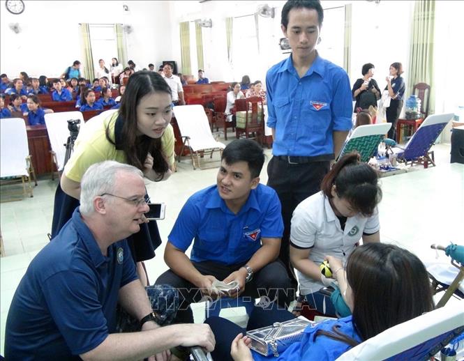 Trong ảnh: Các bác sĩ, chuyên gia y tế của Hoa Kỳ tham gia chương tình hiến máu tình nguyện và chia sẻ, động viên sinh viên của trường Cao đẳng Y tế Phú Yên về những lợi tích của việc hiến máu, tháng 5/2019. Ảnh: Thế Lập - TTXVN