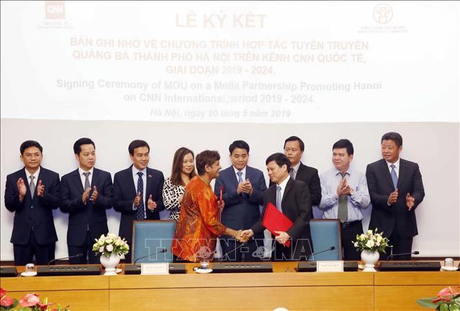 Trong ảnh: Sáng 20/5/2019, UBND TP Hà Nội và Mạng tin tức truyền hình cáp CNN (Hoa Kỳ) ký hợp tác tuyên truyền, quảng bá về Hà Nội trên kênh CNN quốc tế giai đoạn 5 năm 2019-2024. Theo đó, CNN sẽ lên kế hoạch giới thiệu về Hà Nội dựa trên nền tảng văn hóa, lịch sử và con người, với nhiều chủ đề. Ảnh: Lâm Khánh - TTXVN