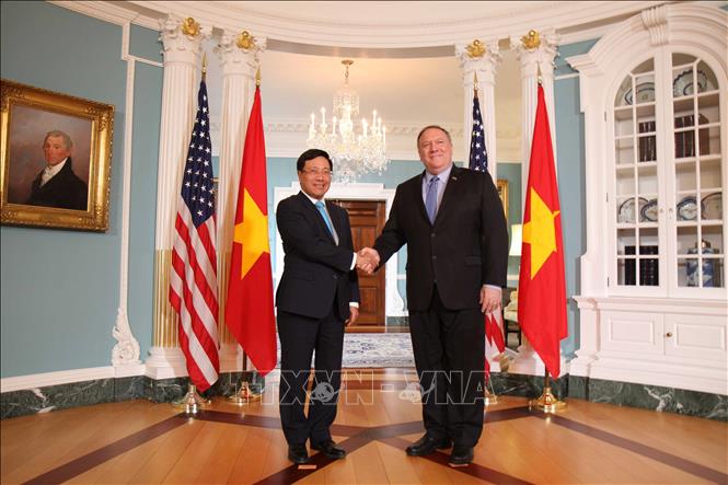 Trong ảnh: Bộ trưởng Ngoại giao Mike Pompeo đón và hội đàm với Phó Thủ tướng, Bộ trưởng Ngoại giao Phạm Bình Minh tại trụ sở Bộ Ngoại giao Hoa Kỳ ở Thủ đô Washington D.C, ngày 22/5/2019. Ảnh: Đặng Huyền - TTXVN 
