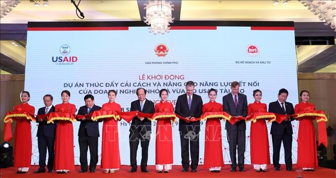 Trong ảnh: Lễ khởi động Dự án Thúc đẩy cải cách và nâng cao năng lực kết nối doanh nghiệp nhỏ và vừa (LinkSME), sáng 24/9/2019, Hà Nội. Dự án do Cơ quan Phát triển quốc tế Hoa Kỳ (USAID)  tài trợ sẽ phối hợp với Văn phòng Chính phủ và Bộ Kế hoạch và Đầu tư nhằm cải thiện hệ sinh thái kết nối chuỗi cung ứng cho doanh nghiệp nhỏ và vừa và nâng cao năng lực cho các hiệp hội doanh nghiệp trong việc hỗ trợ phát triển doanh nghiệp nhỏ và vừa. Ảnh: Văn Điệp -TTXVN