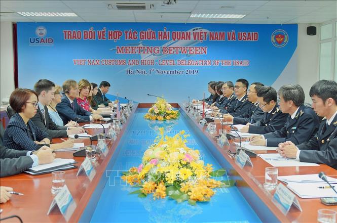 Dự án Tạo thuận lợi Thương mại do Cơ quan Phát triển quốc tế Hoa Kỳ (USAID) tài trợ hiện đang phối hợp với Tổng cục Hải quan, Bộ Công Thương và VCCI trong nỗ lực phòng chống gian lận thương mại, chuyển tải bất hợp pháp và lẩn tránh biện pháp phòng vệ thương mại. Dự án cũng sẽ thúc đẩy và khuyến khích quan hệ đối tác hiệu quả hơn giữa các cơ quan nhà nước với các cơ quan hải quan ở cấp trung ương và địa phương và với cộng đồng doanh nghiệp. Trong ảnh: Ngày 1/11/2019, tại Hà Nội, Đoàn đại biểu cấp cao USAID làm việc với Tổng cục Hải quan nhằm tạo điều kiện thuận lợi cho thương mại hợp pháp, chống gian lận xuất xứ và chuyển tải bất hợp pháp. Ảnh: TTXVN phát